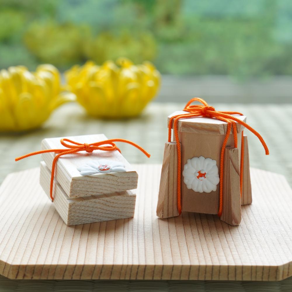 CEDAR SHELL BUCKET & LETTER BOX – MINIATURE SET, CHRYSANTHEMUM