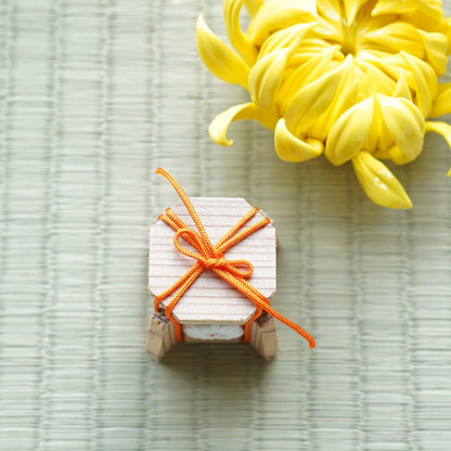CEDAR SHELL BUCKET & LETTER BOX – MINIATURE SET, CHRYSANTHEMUM
