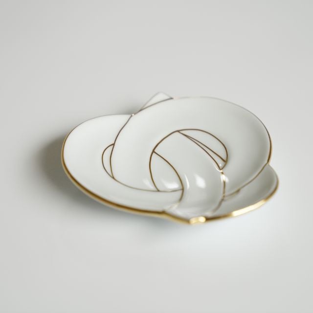 AUSPICIOUS KNOT SMALL PLATE – GOLD LINE (ARITA)
