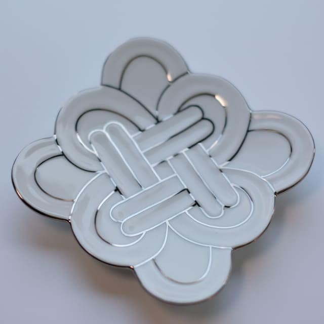 AUSPICIOUS KNOTS SMALL PLATE – PLATINUM LINE (ARITA)