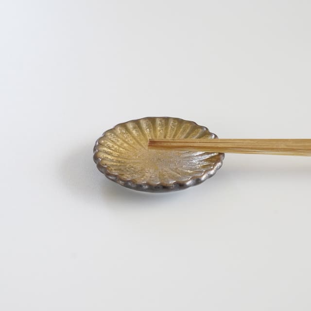 CHRYSANTHEMUM MINI PLATE / CHOPSTICK REST – GOLD (ARITA)