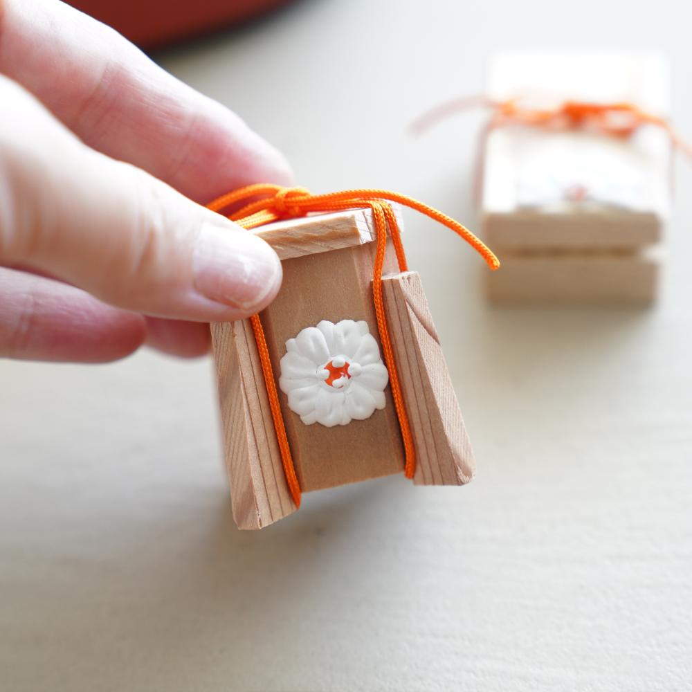 CEDAR SHELL BUCKET & LETTER BOX – MINIATURE SET, CHRYSANTHEMUM