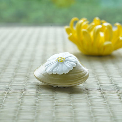 CHRYSANTHEMUM CLAM BOX – SMALL, HAND-RAISED GOFUN