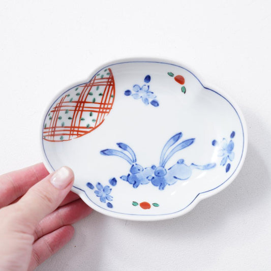 "HANA-USAGI" MOKKO SMALL PLATE – RABBIT & FLOWERS, 4.8 IN (HASAMI)