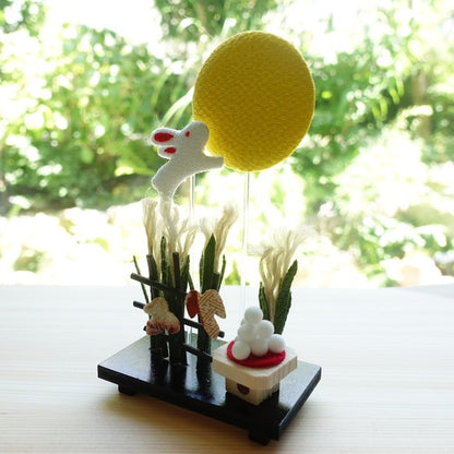 LAPIN ADMIRANT LA LUNE – DÉCORATION EN CHIRIMEN (KYOTO)