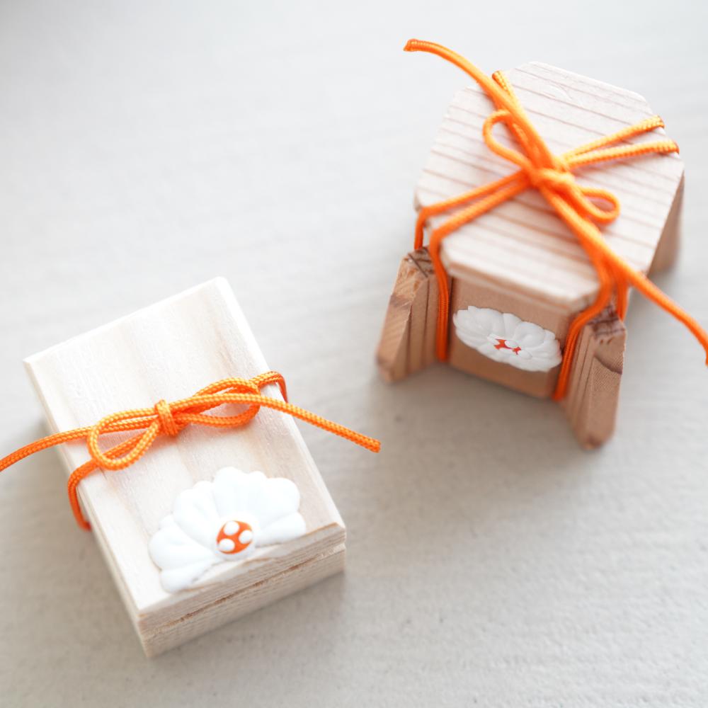CEDAR SHELL BUCKET & LETTER BOX – MINIATURE SET, CHRYSANTHEMUM