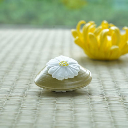 CHRYSANTHEMUM CLAM BOX – SMALL, HAND-RAISED GOFUN