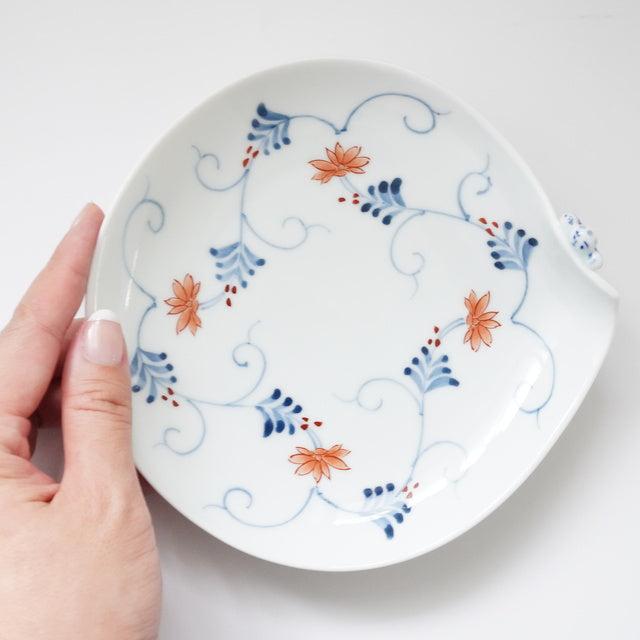 HASAMI WARE "IKKANNJIN" INDIVIDUAL PLATE WITH FACETED FLORAL-ARABESQUE