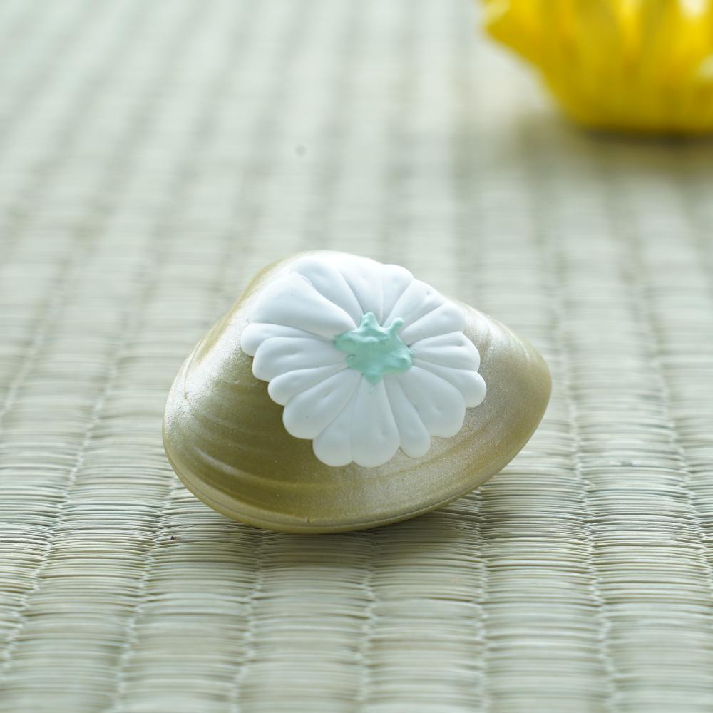 CHRYSANTHEMUM CLAM BOX – SMALL, HAND-RAISED GOFUN