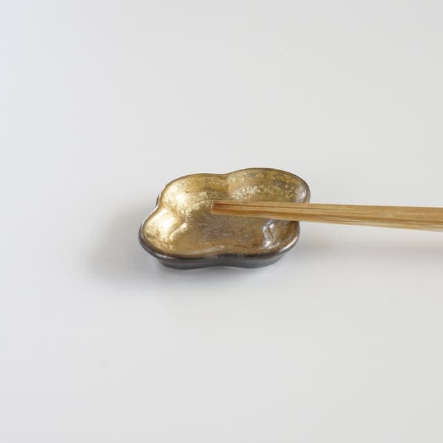 QUINCE-SHAPED MINI PLATE / CHOPSTICK REST – GOLD (ARITA)