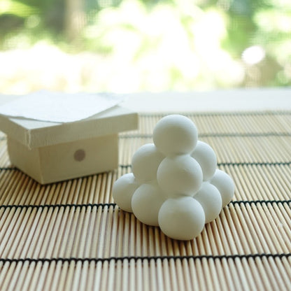 BOULETTES DE LUNE SUR SUPPORT SANPŌ – DÉCORATION CHIRIMEN (KYOTO)