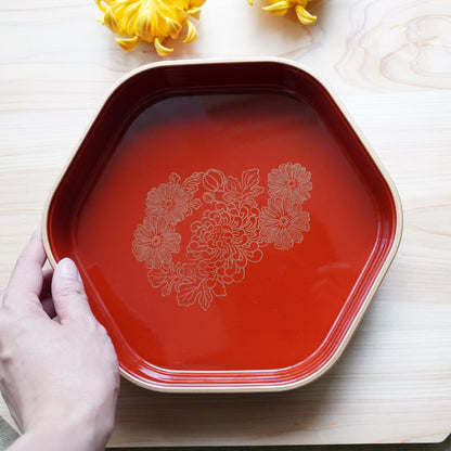 HEXAGONAL CHRYSANTHEMUM SERVING BOWL – VERMILION & GOLD, 9 IN (ECHIZEN)