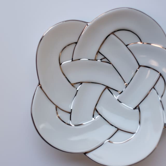 PLUM KNOT SMALL PLATE – PLATINUM LINE (ARITA)