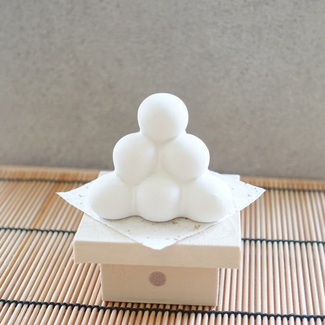 BOULETTES DE LUNE SUR SUPPORT SANPŌ – DÉCORATION CHIRIMEN (KYOTO)