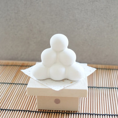 BOULETTES DE LUNE SUR SUPPORT SANPŌ – DÉCORATION CHIRIMEN (KYOTO)