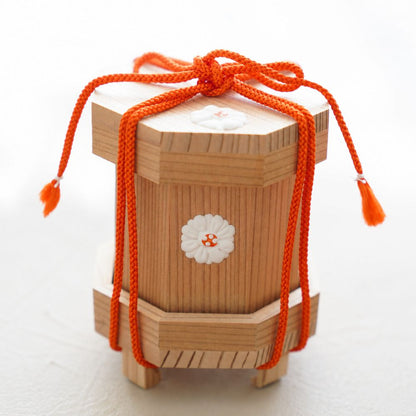 CEDAR SHELL BUCKET (KAIOKE) – CHRYSANTHEMUM GOFUN RELIEF, SMALL