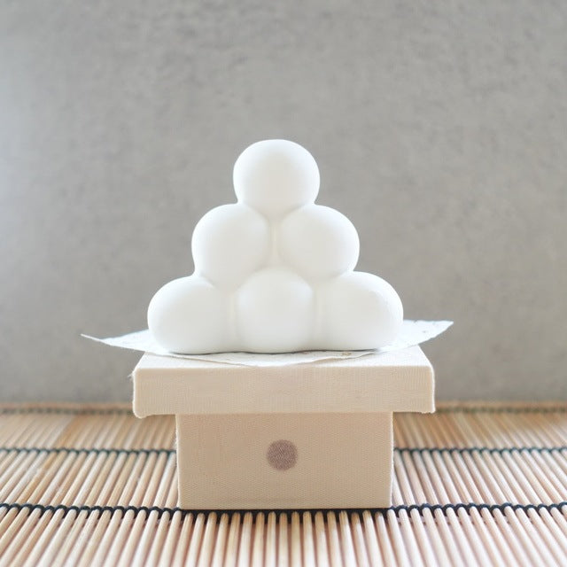 BOULETTES DE LUNE SUR SUPPORT SANPŌ – DÉCORATION CHIRIMEN (KYOTO)