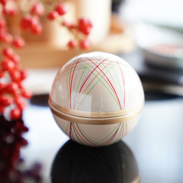 "TEMARI" SPHERE APPETIZER DISH – WHITE & INNER GOLD PEARL (YUWEN)