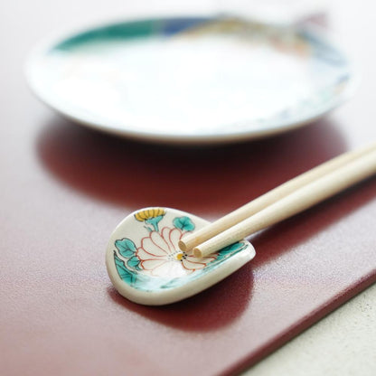 "REIWA CHRYSANTHEMUM" CURVED CHOPSTICK REST (KUTANI)