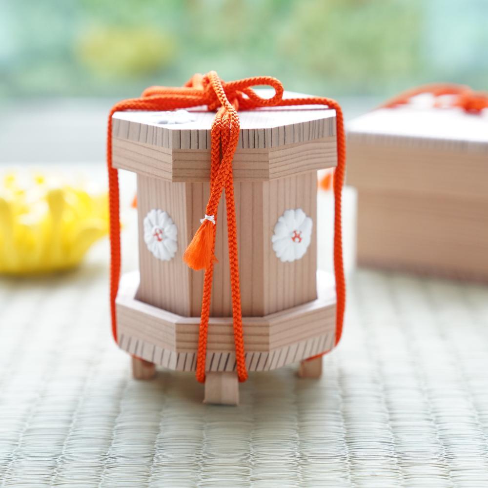 CEDAR SHELL BUCKET (KAIOKE) – CHRYSANTHEMUM GOFUN RELIEF, SMALL