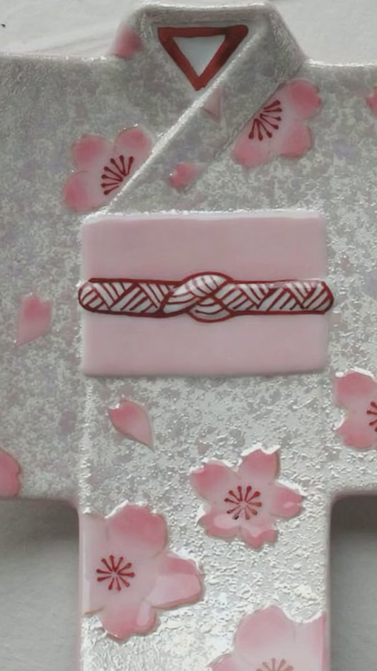ARITA PORCELAIN KIMONO DISH (SAKURA)